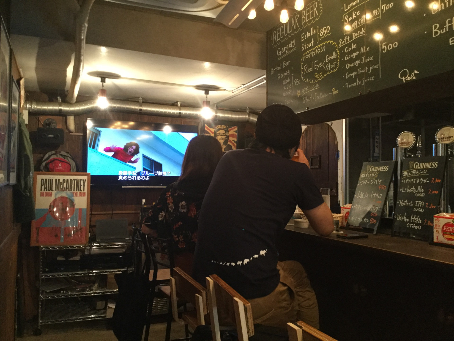 ビールと映画　〜荻窪のビアバーアジールはビールを片手にゆっくり映画鑑賞できます。映画オフ会、貸切も可能です。